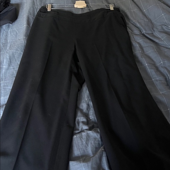 Larry Levine Women's Elegant Black Trousers - Picture 3 of 4